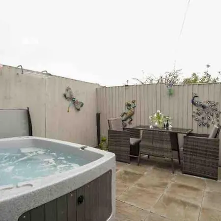 Beeches Bach, 1 Bedroom Cottage With Hot Tub Prestatyn Exterior photo
