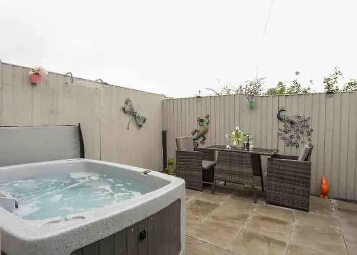Beeches Bach, 1 Bedroom Cottage With Hot Tub