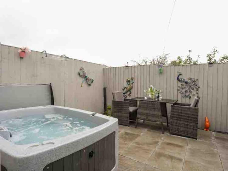 Beeches Bach, 1 Bedroom With Hot Tub Holiday home *