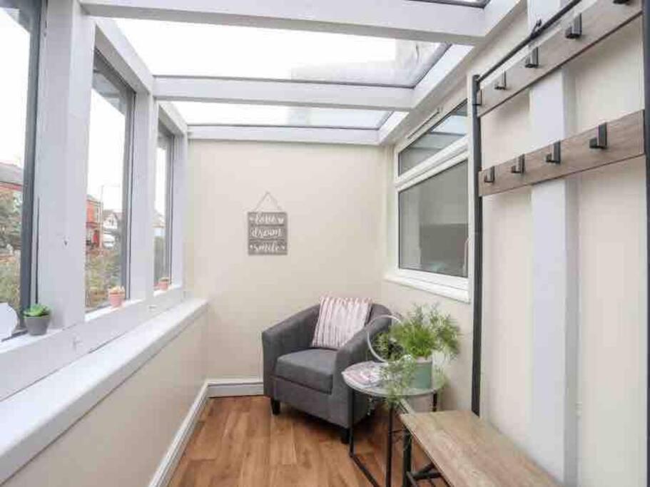 Beeches Bach, 1 Bedroom With Hot Tub Holiday home