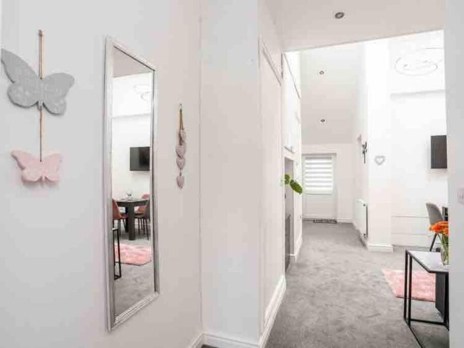 Beeches Bach, 1 Bedroom With Hot Tub Holiday home *