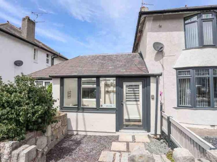 Beeches Bach, 1 Bedroom With Hot Tub Holiday home Prestatyn
